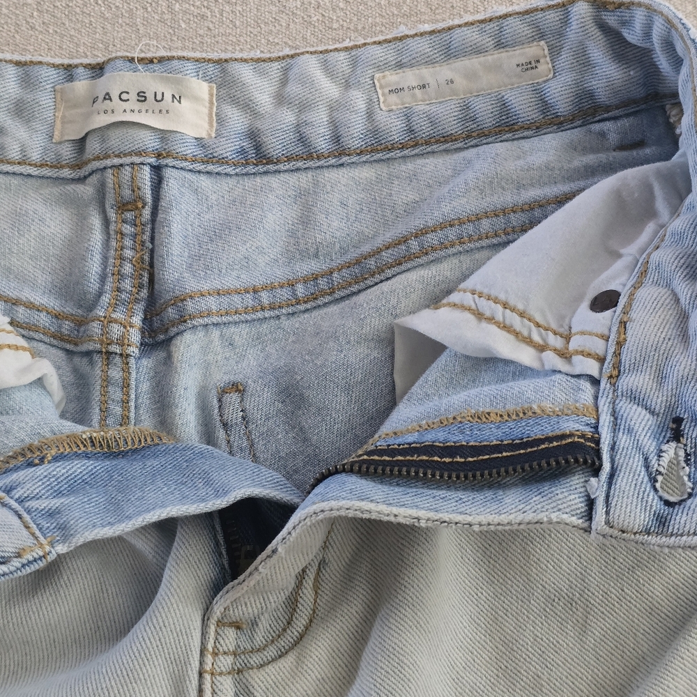 Pacsun Denim Jean Shorts Mom High Rise Cuffed Women’s Size 26 Light Blue Wash - Picture 3 of 3